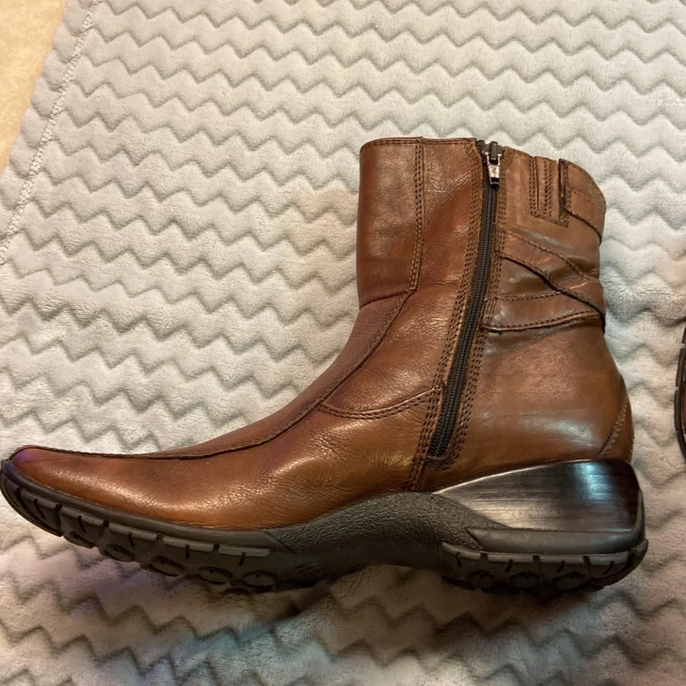 Clarks Zippered Boot Cognac.